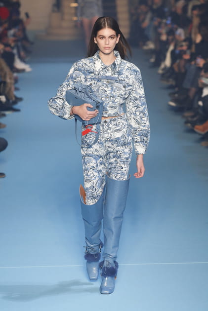 Kaia Gerber lors du d&eacute;fil&eacute; Off-White automne-hiver 2018-2019