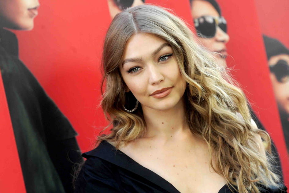 Les cheveux boucl&eacute;s blond cendr&eacute; de Gigi Hadid