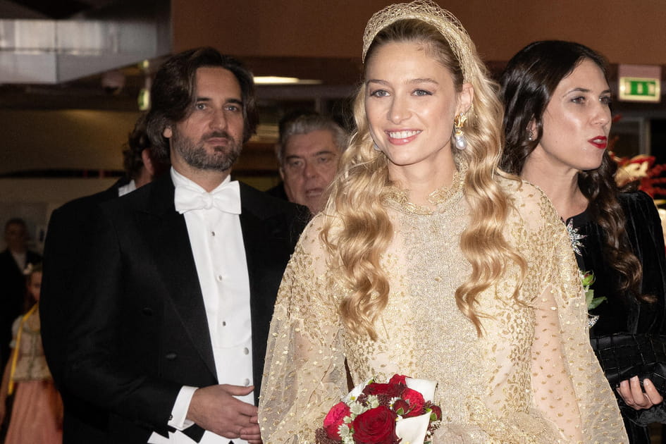 Beatrice Borromeo, f&eacute;&eacute;rique avec son serre-t&ecirc;te dor&eacute;