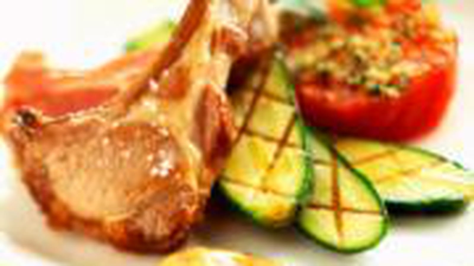 Côtelettes d'agneau aux courgettes et aux tomates
