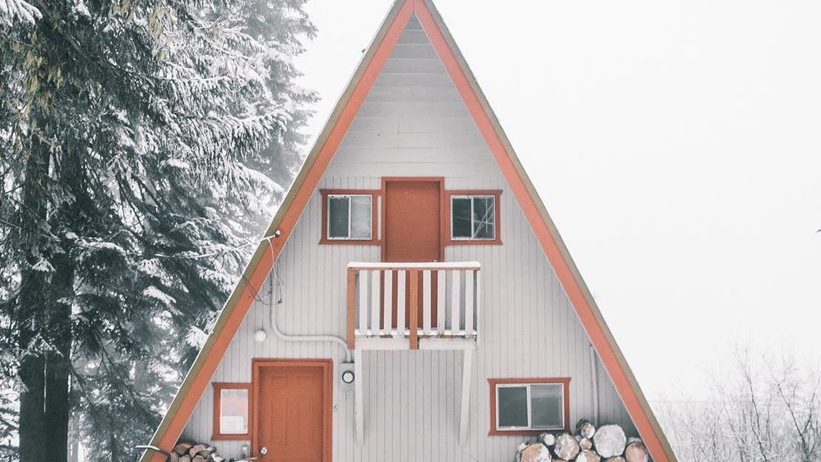 Maison en A sous la neige