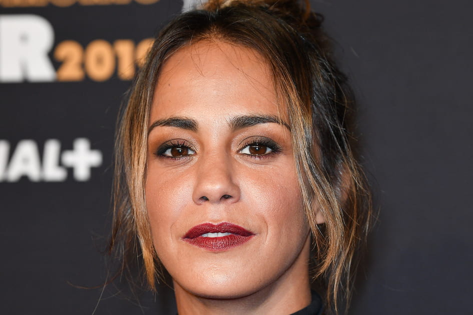 Le chignon boh&egrave;me d'Alice Bela&iuml;di