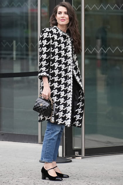 Charlotte Casiraghi en jean brut et manteau en tweed à l'imprimé pied-de-poule