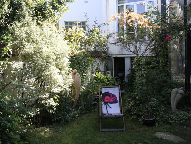 Sculptures dans la verdure du jardin de ville