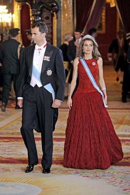 Letizia d'Espagne en robe rouge textur&eacute;e et diad&egrave;me