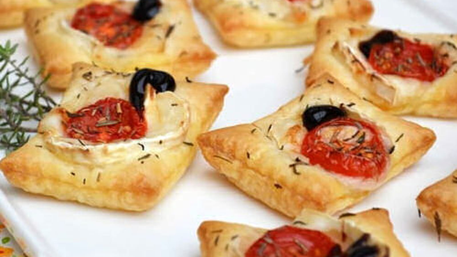 Petits feuilletés apéritifs au chèvre, tomates cerise et thym
