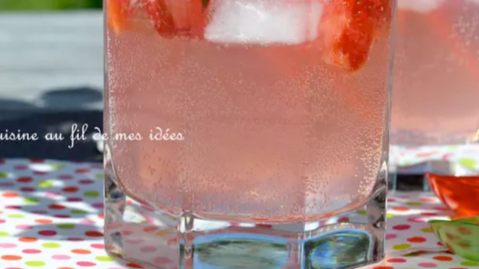 Cocktail de vodka et cidre aux fraises et citron vert