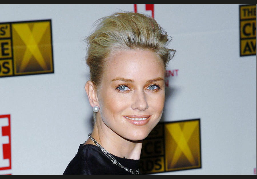 Naomi Watts, surprenante avec sa chevelure bomb&eacute;e