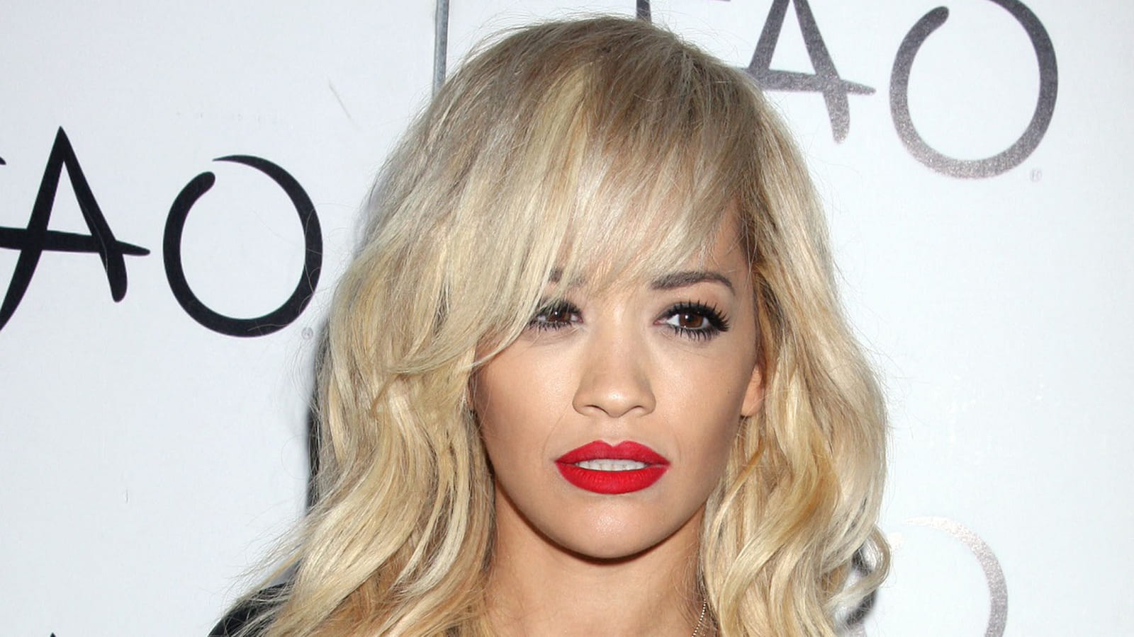 Rita Ora, cheveux longs