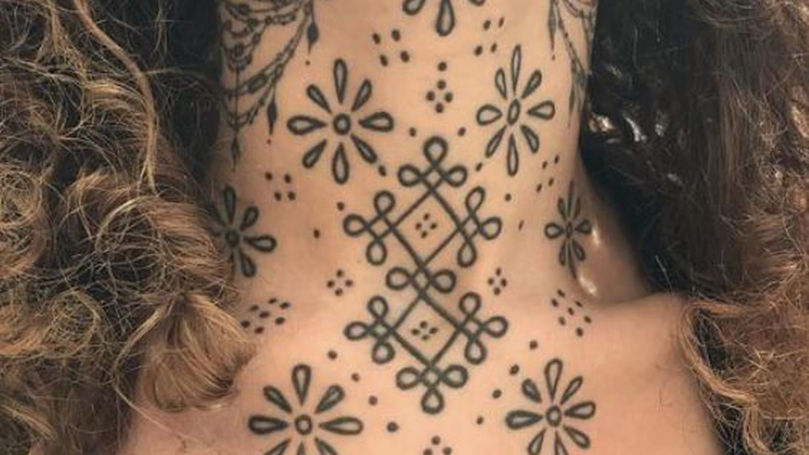 Motifs fleuris sur le cou