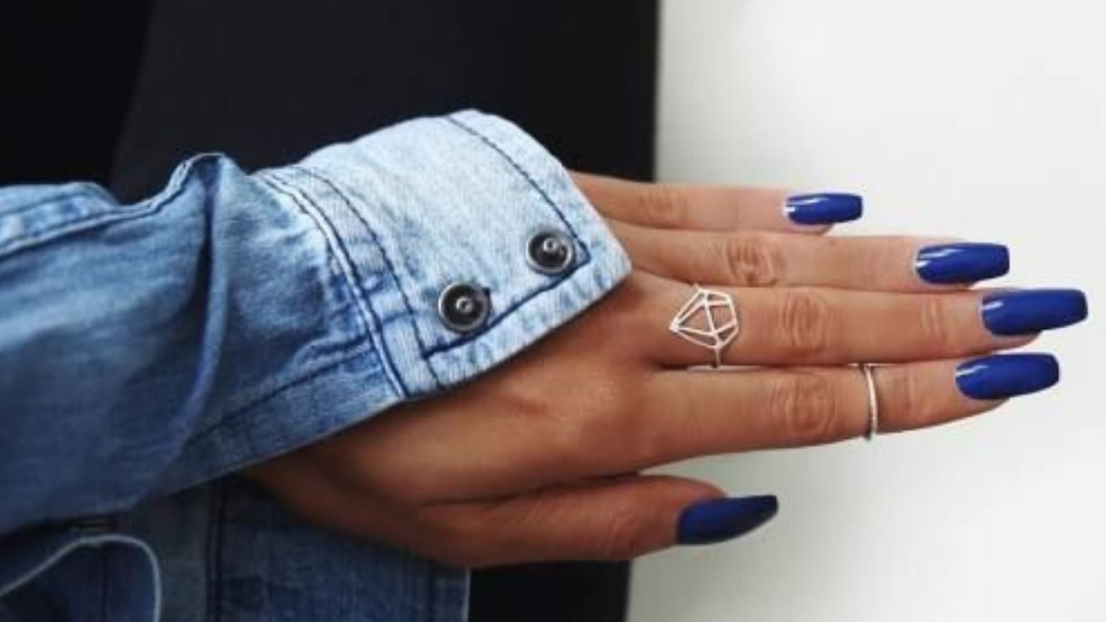 Une manucure bleue carrée