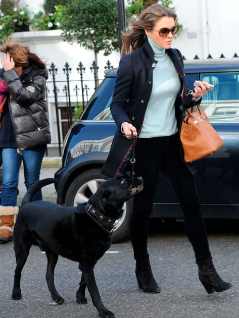 Elizabeth Hurley dans les rues de Londres