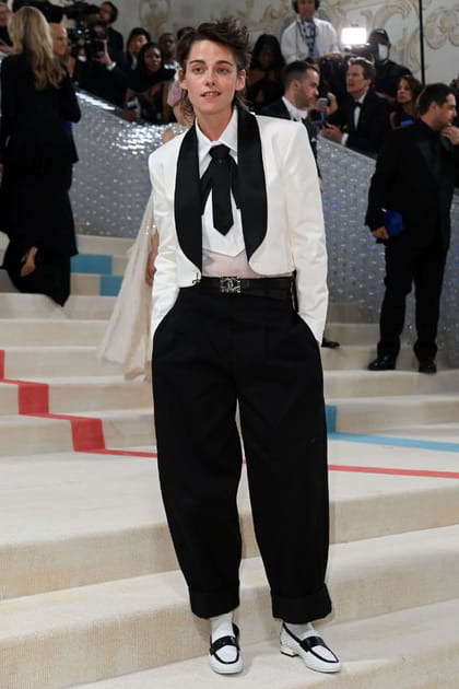 Kristen Stewart en pantalon noir et veste blanche