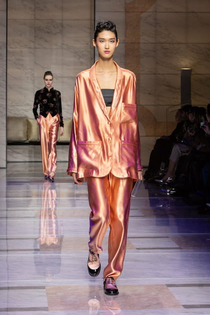 Ensemble en satin rose aper&ccedil;u sur le d&eacute;fil&eacute; Giorgio Armani