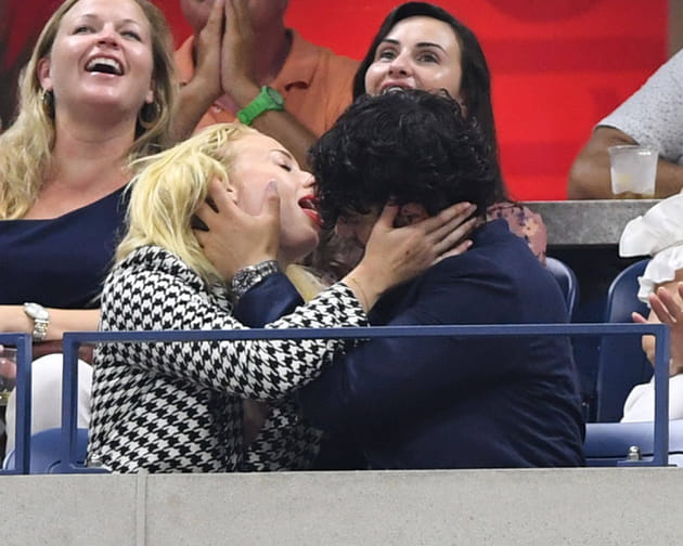 Sophie Turner et Joe Jonas tentent le french kiss