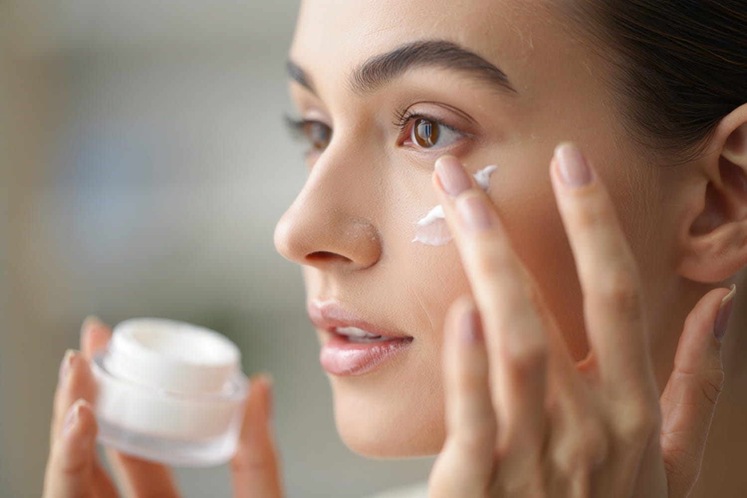 This is the gesture to do every morning to say goodbye to dark circles