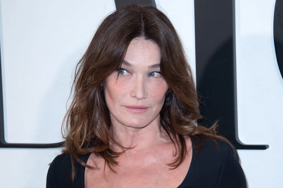 Raie au milieu et cheveux ondul&eacute;s de Carla Bruni