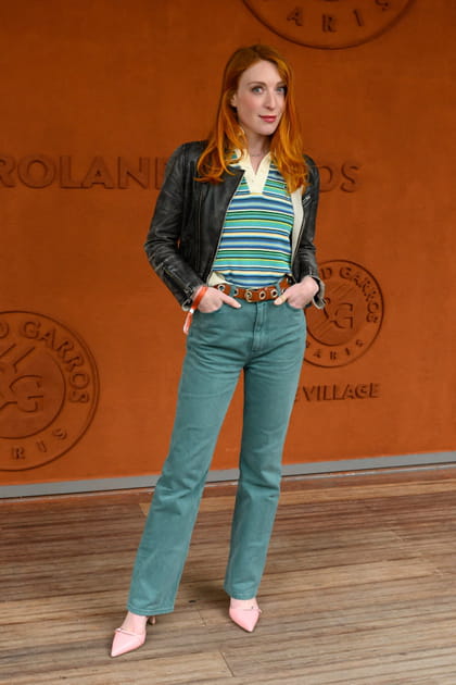 Sarah Stern en polo ray&eacute; et jean vert