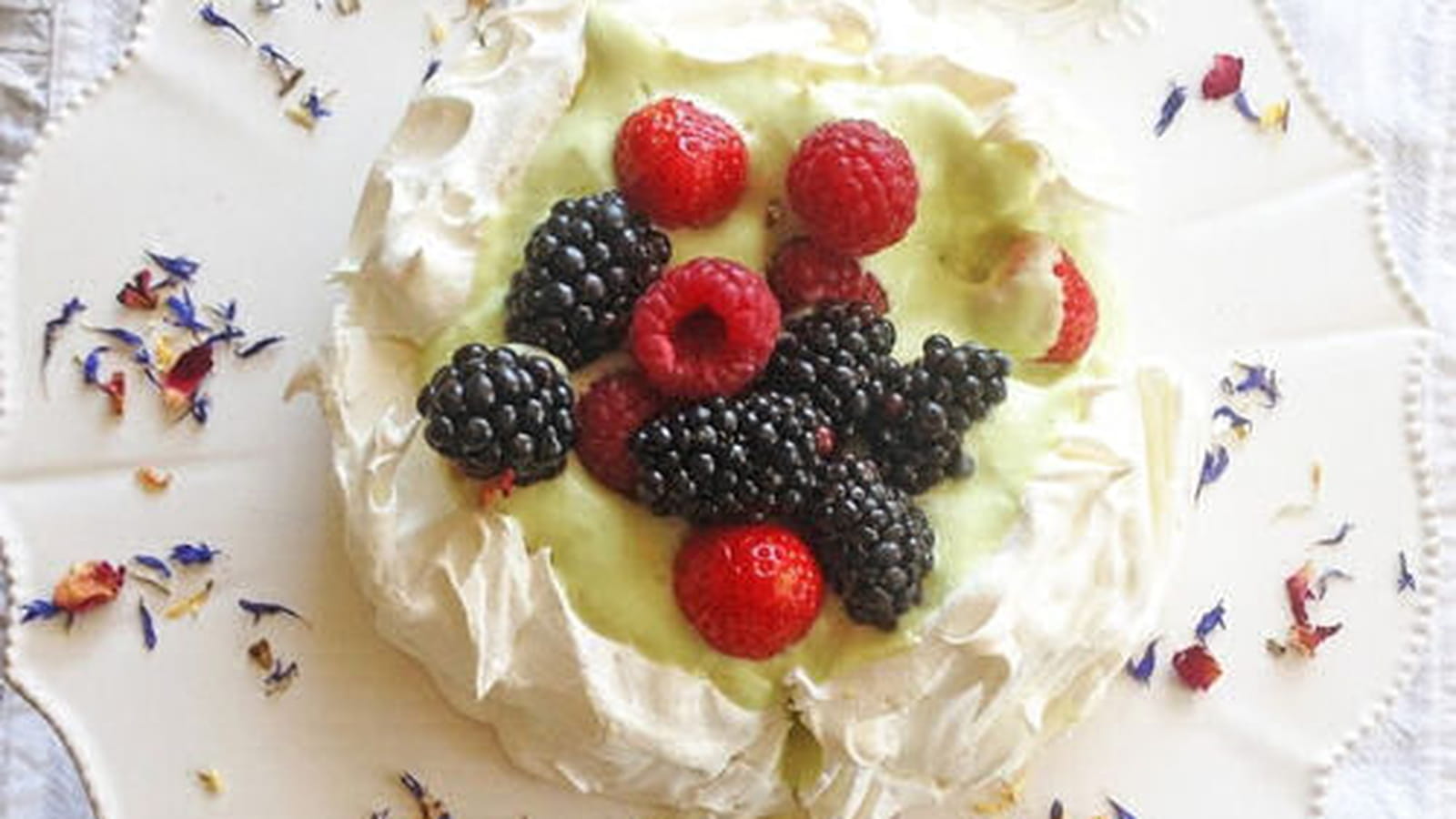 N°18 : Pavlova avocat et fruits rouges