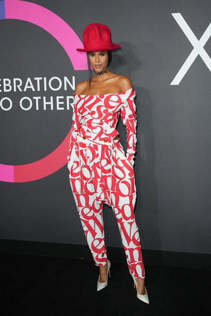 Cindy Bruna en ensemble rouge et blanc et chapeau rouge
