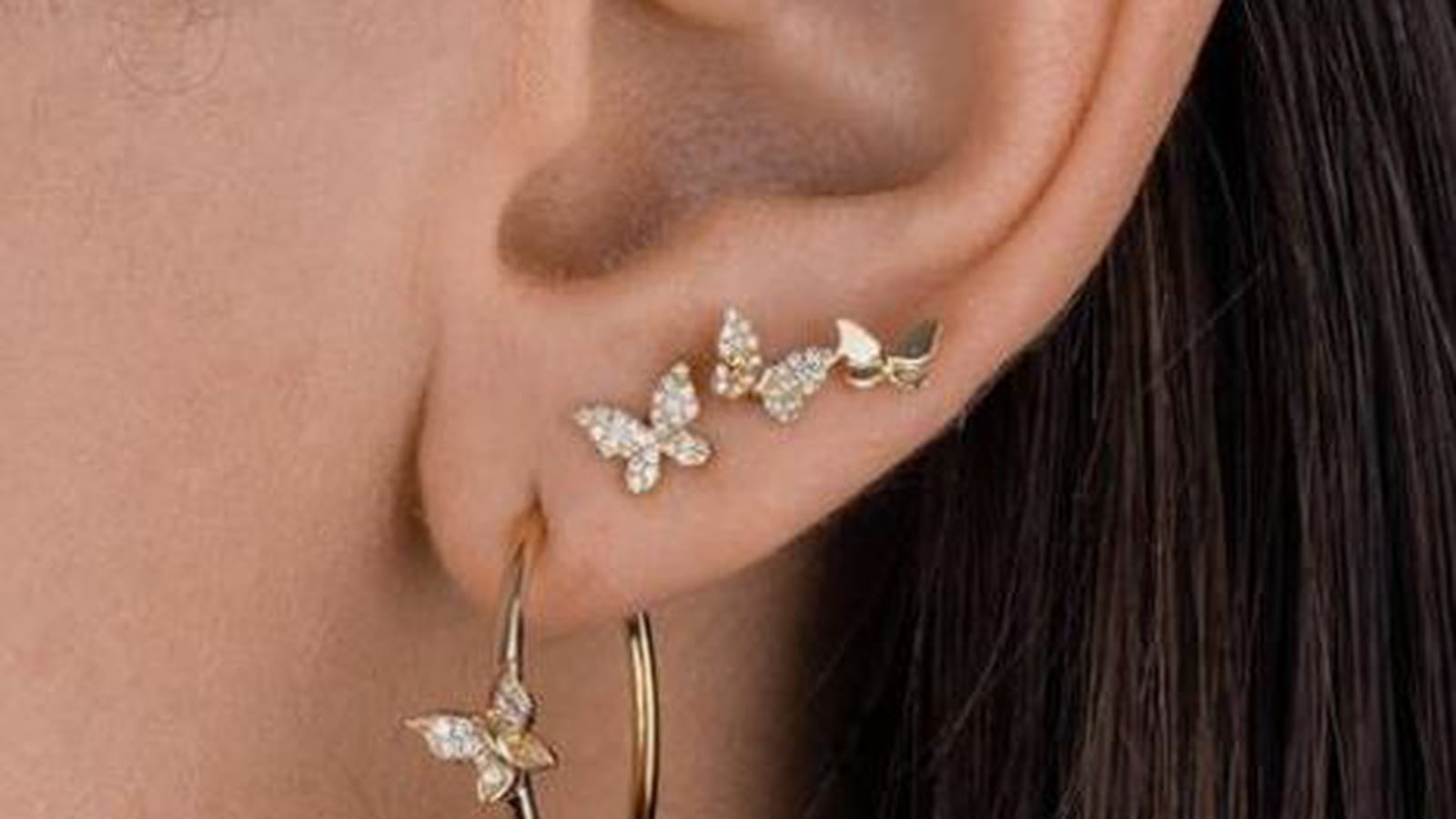 La nuée de papillons sur l'oreille