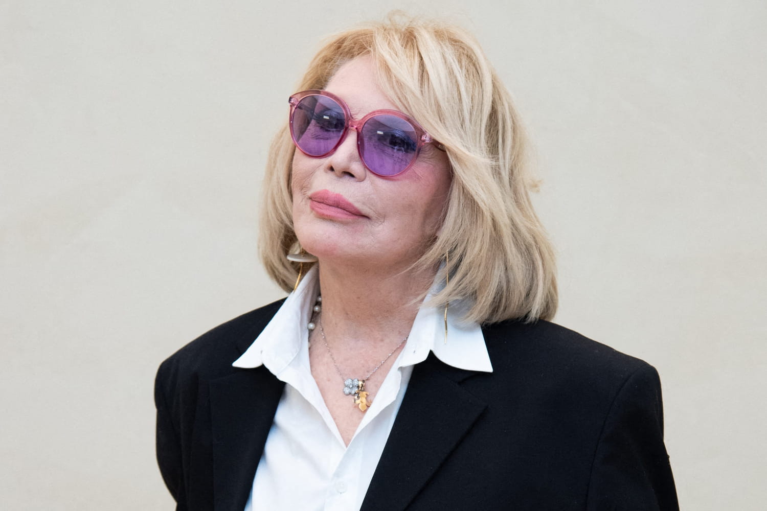 At over 70 years old, Amanda Lear bluff everyone with the rejuvenating hairstyle of the season