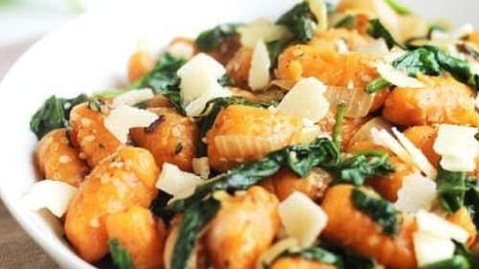 Gnocchi à la patate douce, épinards, sésame et parmesan