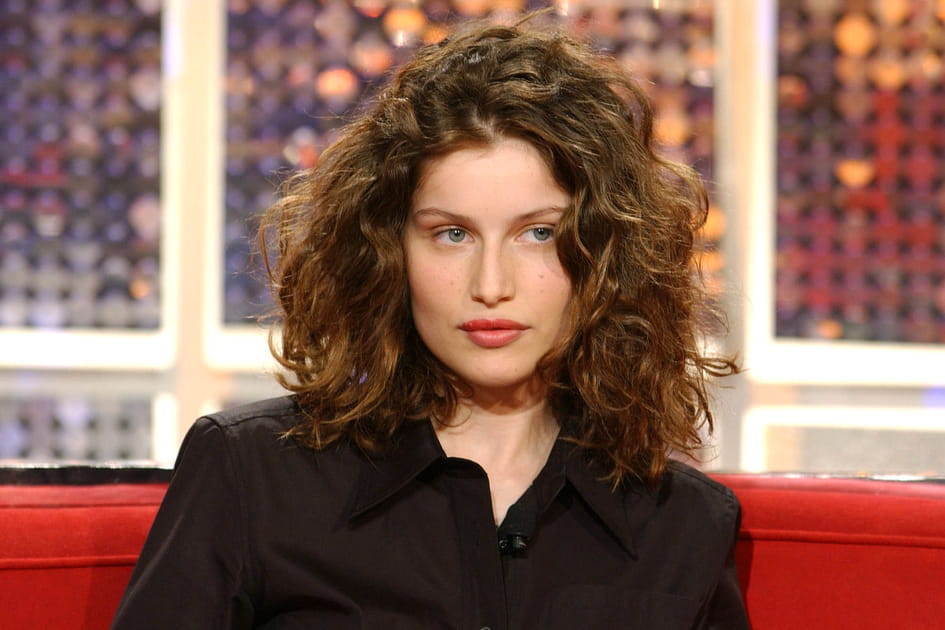 Laetitia Casta, sensuelle avec son carr&eacute; boucl&eacute;