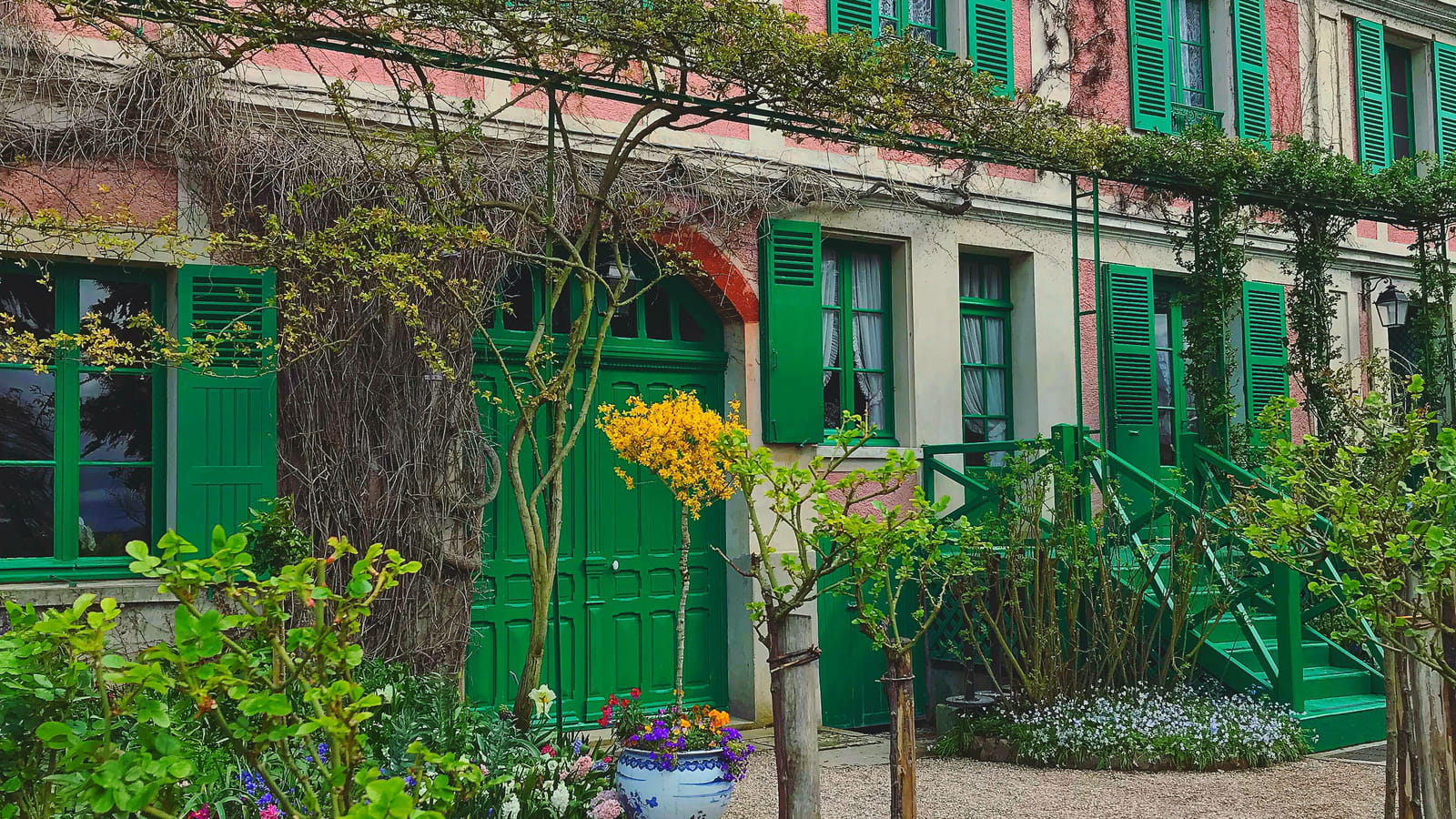 Maison rose et verte 