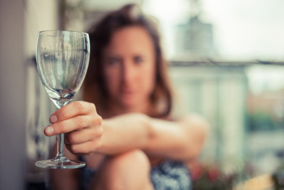 Parler de son addiction à l’alcool : toujours tabou, surtout pour les femmes