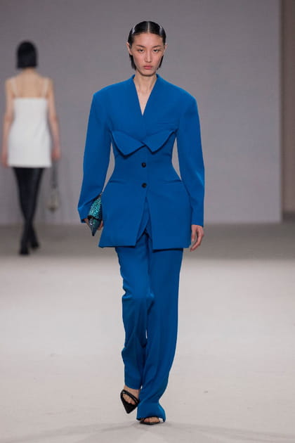 Veste cintr&eacute;e &agrave; revers et pantalon fluide bleus aper&ccedil;us sur le d&eacute;fil&eacute; Del Core