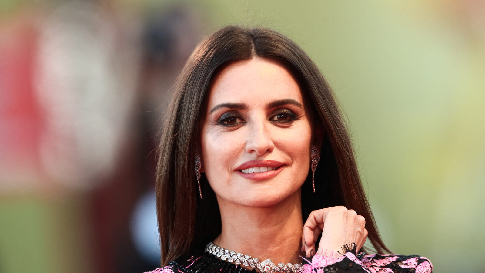 Cheveux lisses et le smoky eyes