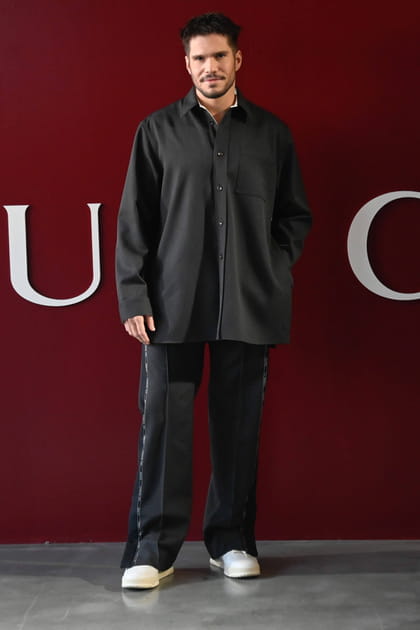 François Civil en chemise oversize et pantalon en cuir