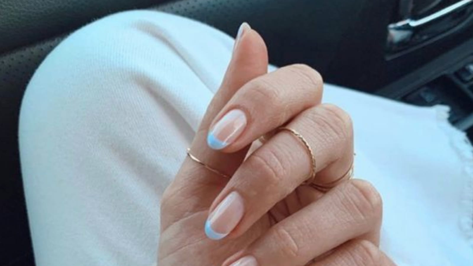 Une french manucure bleu pastel