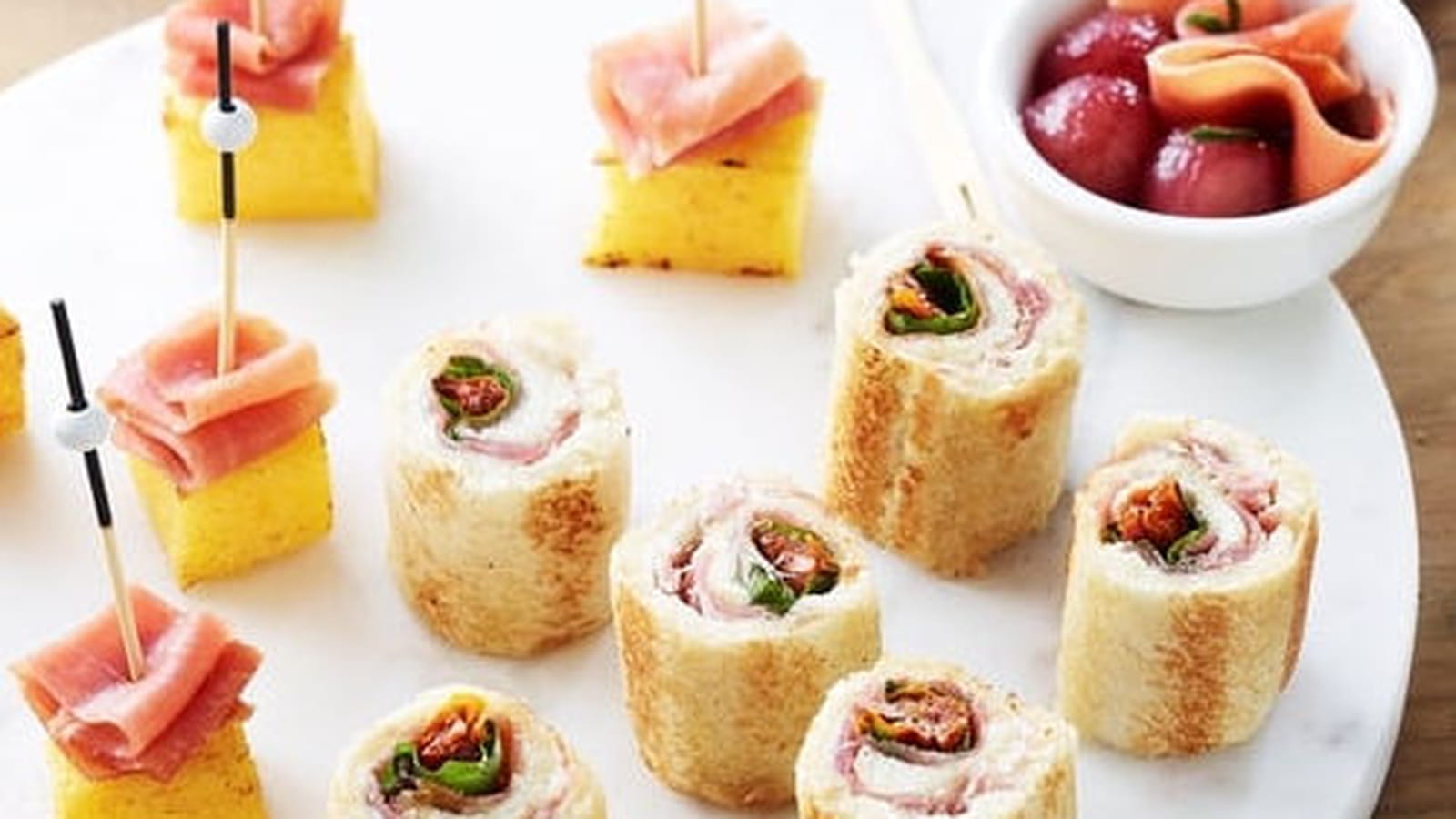 Cassolettes de jambon et poire, Polenta au jambon sec, Rouleaux de pain de mie et jambon