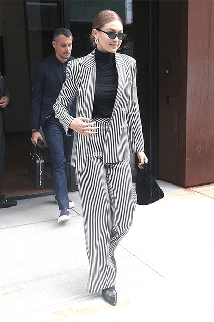 Gigi Hadid en costume ray&eacute;