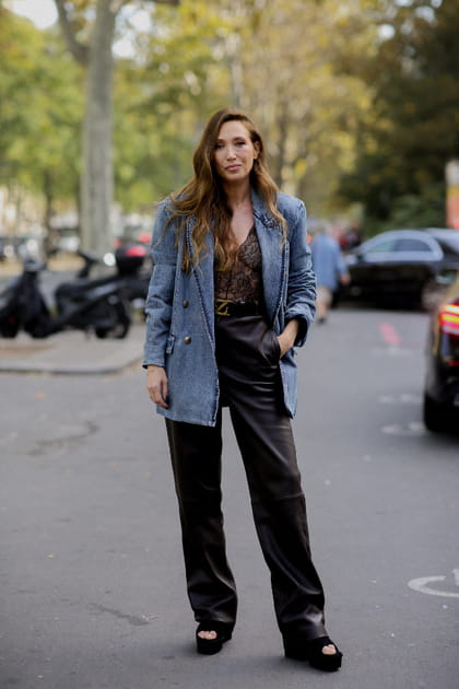 Laura Smet en pantalon en cuir et veste bleu pastel