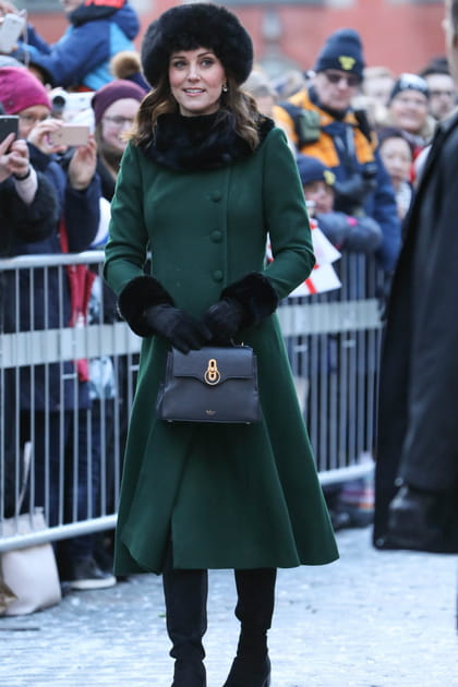 Kate Middleton en manteau vert bouteille Catherine Walker et chapka