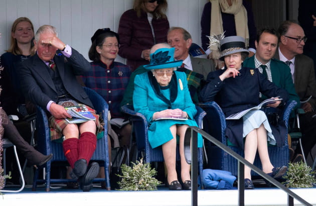 Tenue correcte pour le Prince Charles, la reine Elizabeth II et la Princesse Anne &agrave; Braemar, Aberdeenshire