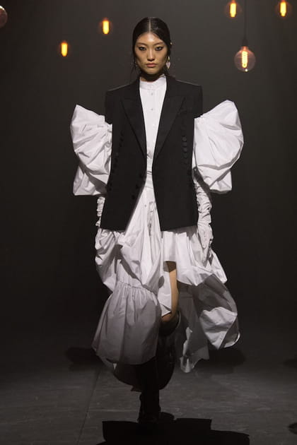 Robe blanche &agrave; volants et blazer &agrave; manches courtes aper&ccedil;us sur le d&eacute;fil&eacute; Erdem