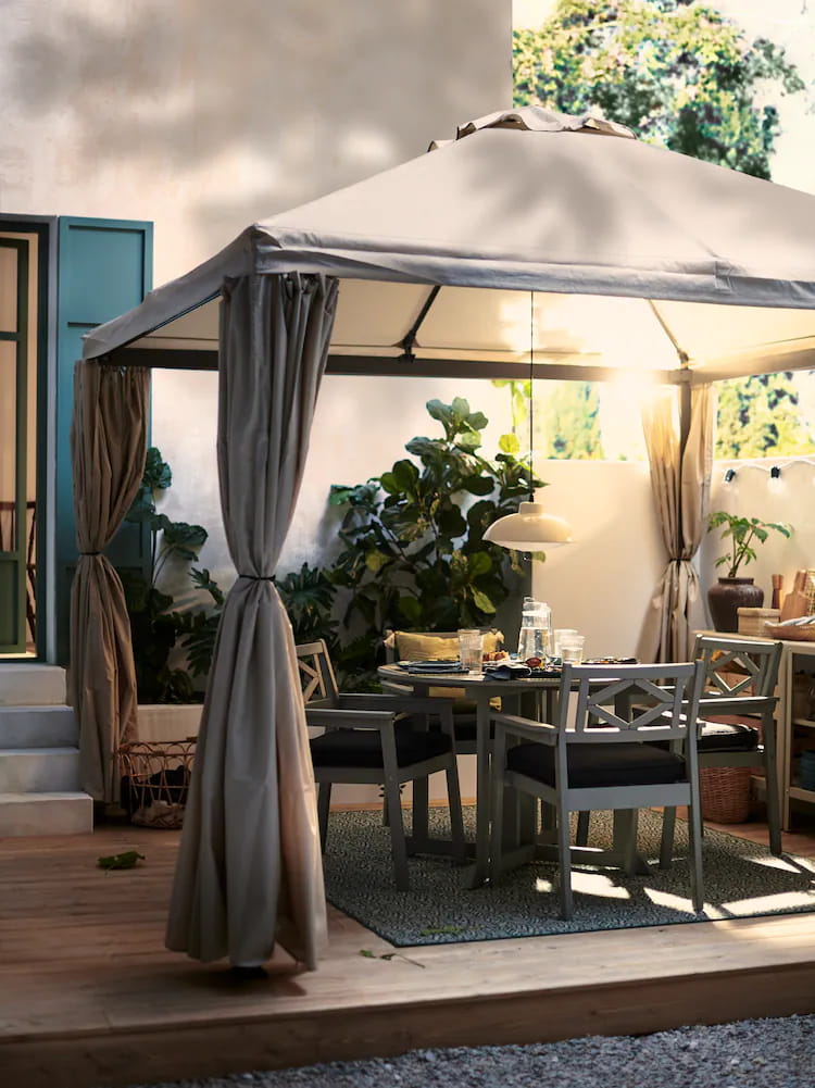 Une tonnelle de jardin style colonial