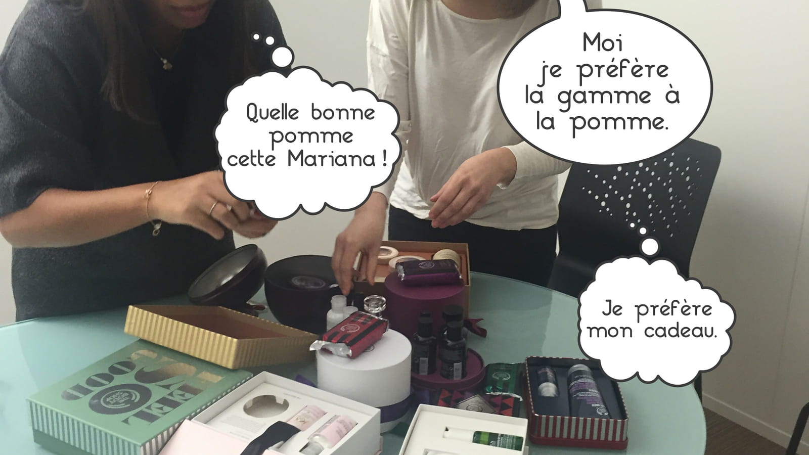 Jessica et Mariana découvrent le contenu du kit