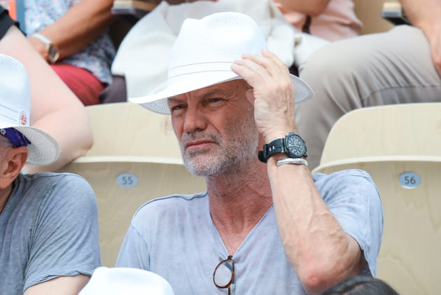 Sting a oublié ses lunettes de soleil...