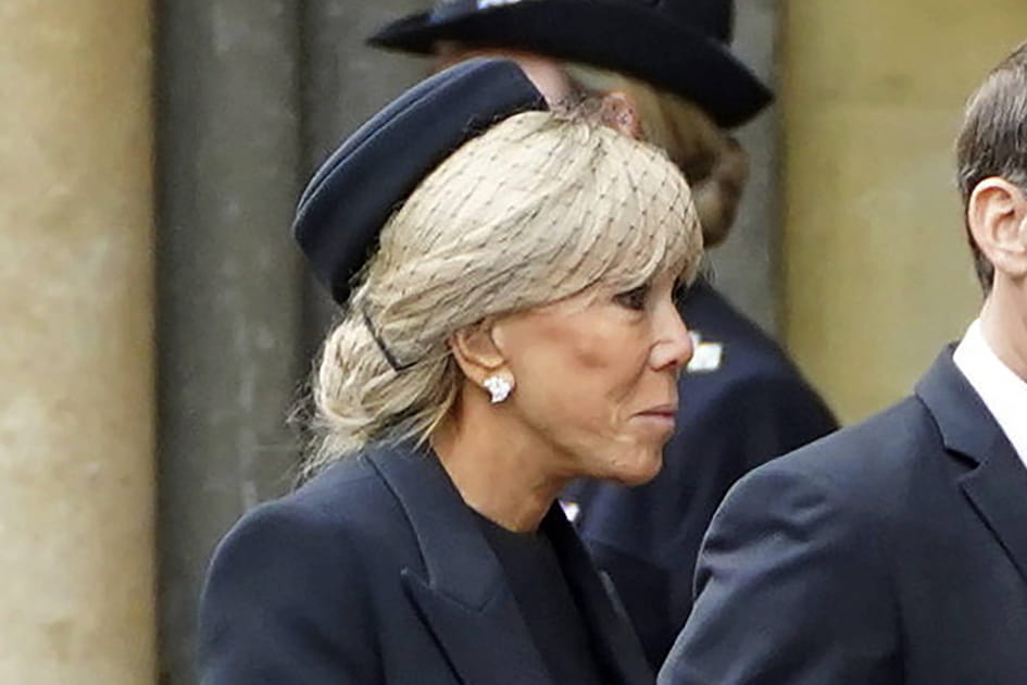 Brigitte Macron, chic avec son chignon avec la voilette