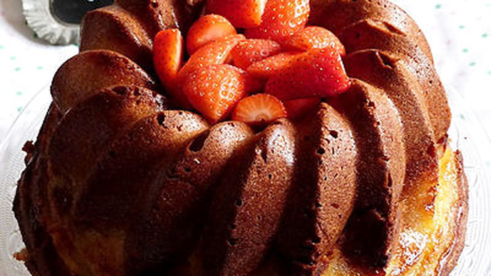 Bundt cake au rhubarb curd et à la fraise