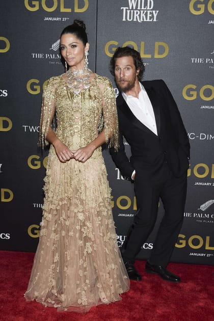 Matthew Mcconaughey s'incruste derrière son épouse à la première de "Gold"