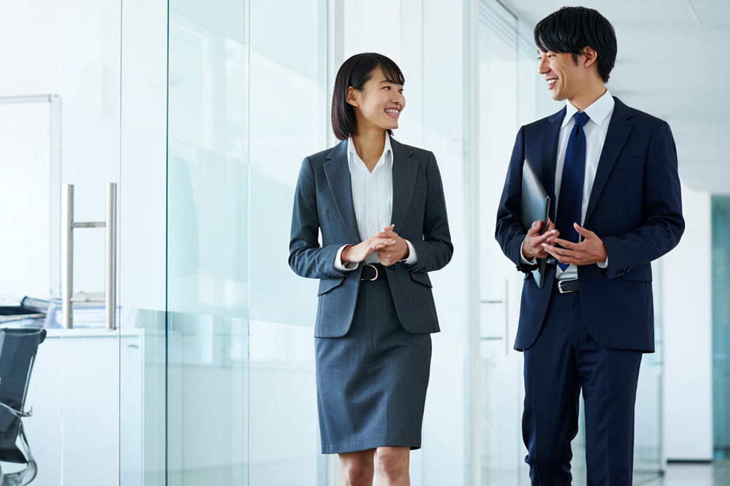The Japanese have a sense of detail, the proof with this stylish office garment that invades our stores