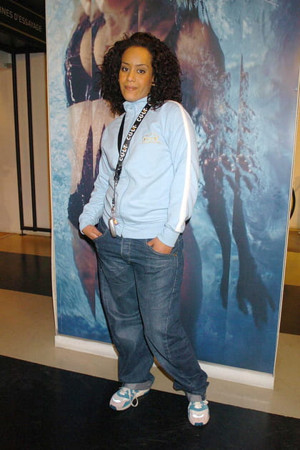 Amel Bent en veste de surv&ecirc;tement bleu clair et jean baggy