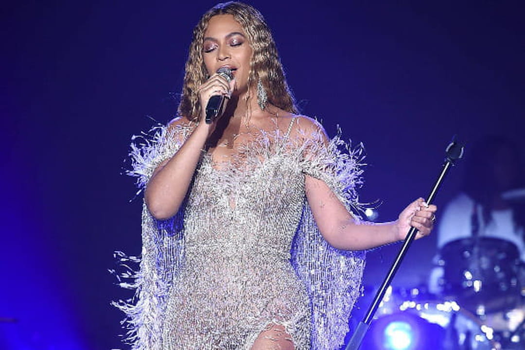 Beyoncé en robe de scène argentée