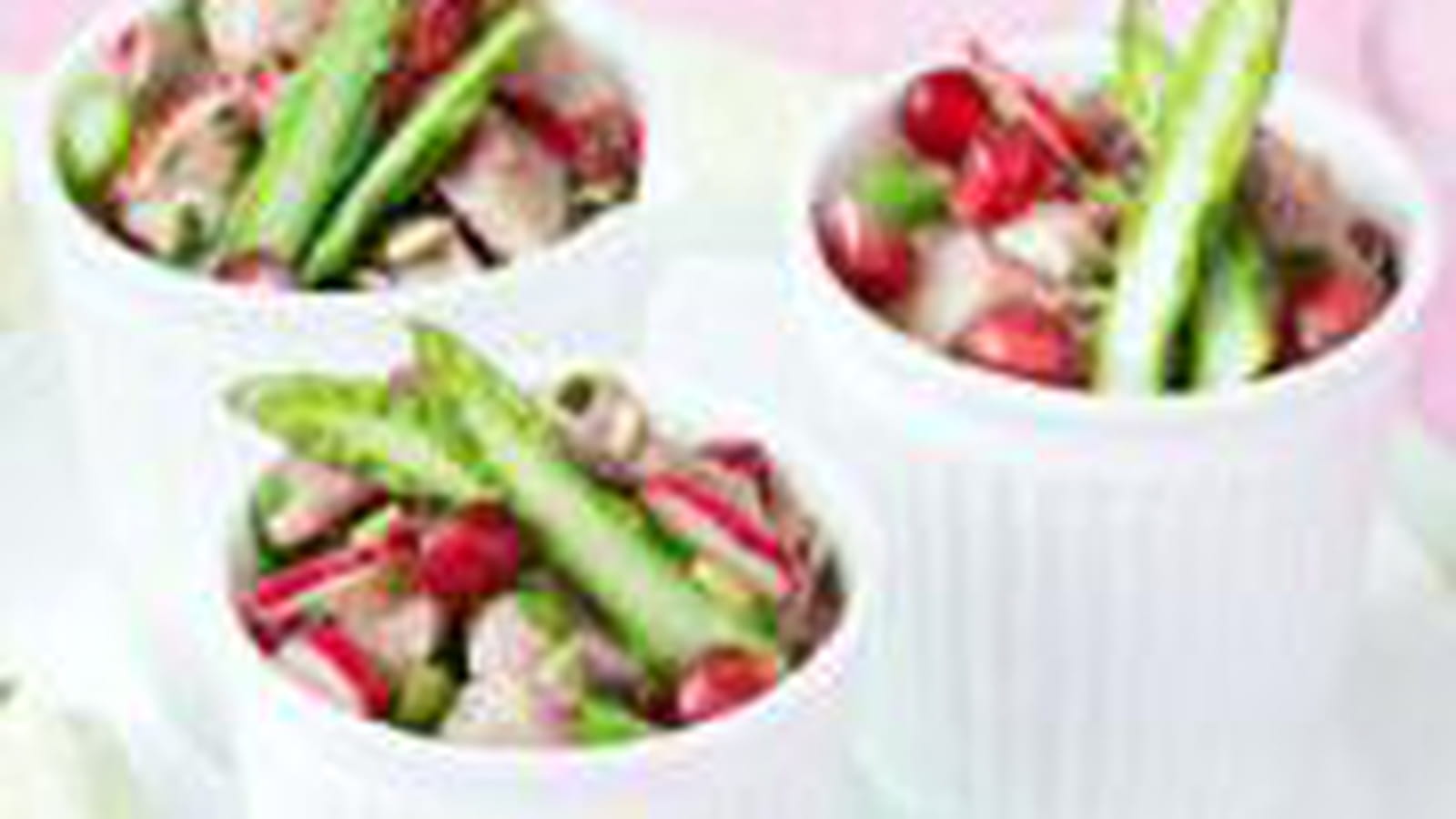 Tartare de veau au citron vert, asperges vertes, radis roses